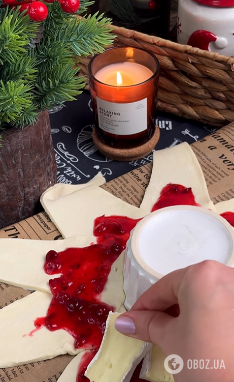 Різдвяний віночок з листкового тіста: додайте всередину сир брі та соус із журавлини