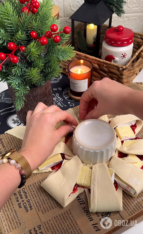 Різдвяний віночок з листкового тіста: додайте всередину сир брі та соус із журавлини