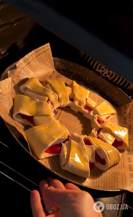 Різдвяний віночок з листкового тіста: додайте всередину сир брі та соус із журавлини