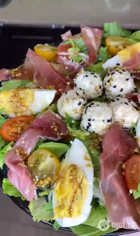 Вишуканий салат з хамоном та сирними кульками для святкового столу: як приготувати