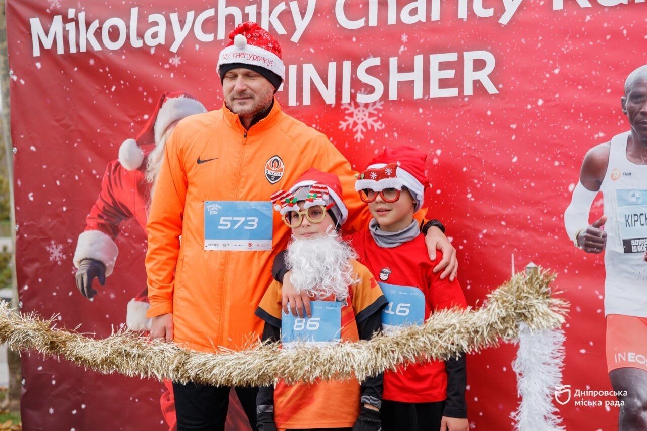 В новогодних костюмах, сказочных образах посетили участники благотворительный забег в Днепре "Mykolaychiky Charity Run"