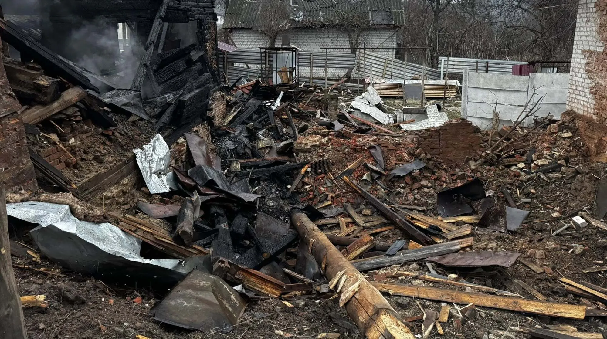 Війська РФ атакували Новгород-Сіверський: є жертва, місто оговтується після ночі терору. Фото