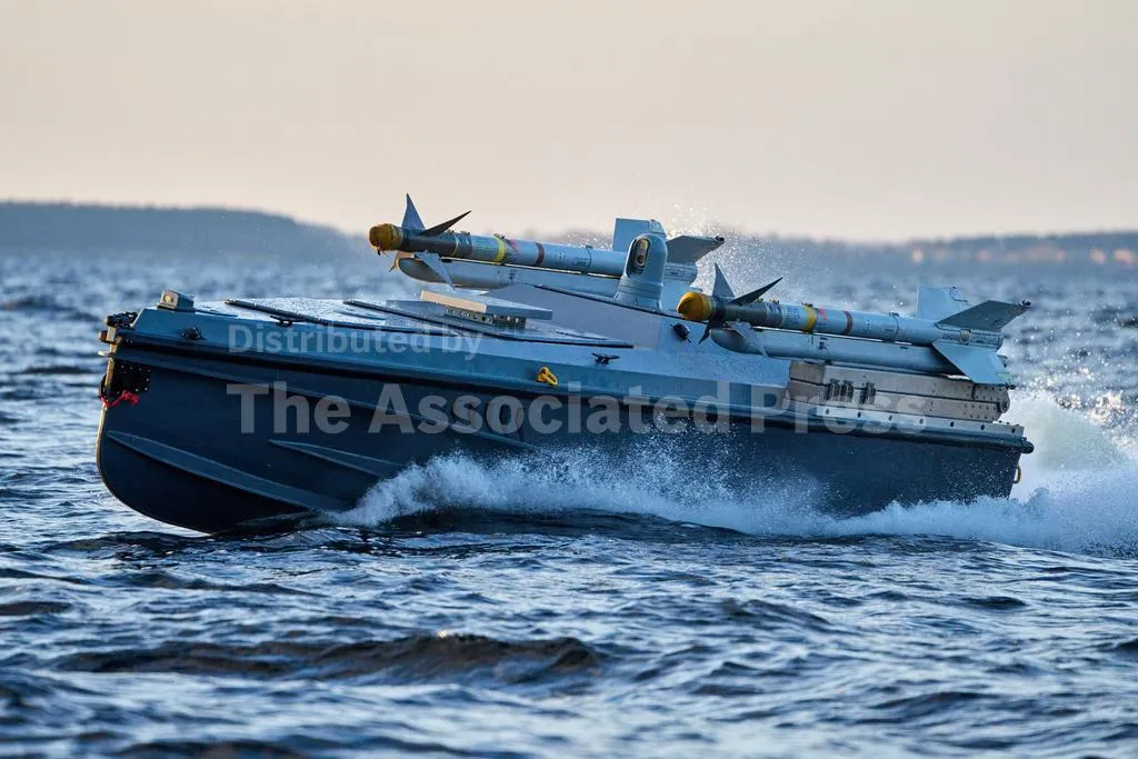 Опубліковано живі фото українського морського дрона Magura V7, який перший у світі збив Су-30 з моря