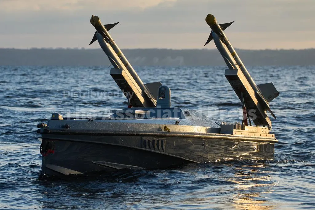 Опубліковано живі фото українського морського дрона Magura V7, який перший у світі збив Су-30 з моря