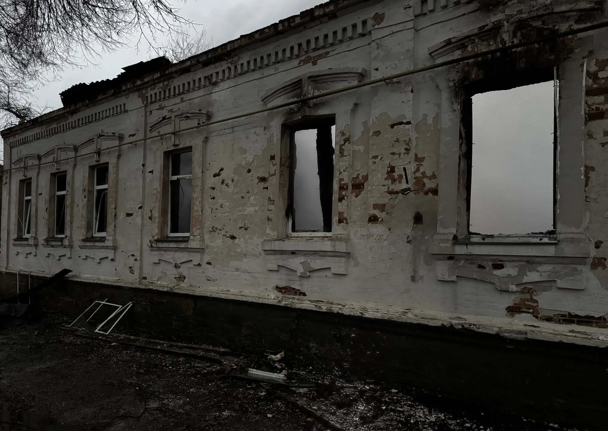 Війська РФ атакували Новгород-Сіверський: є жертва, місто оговтується після ночі терору. Фото