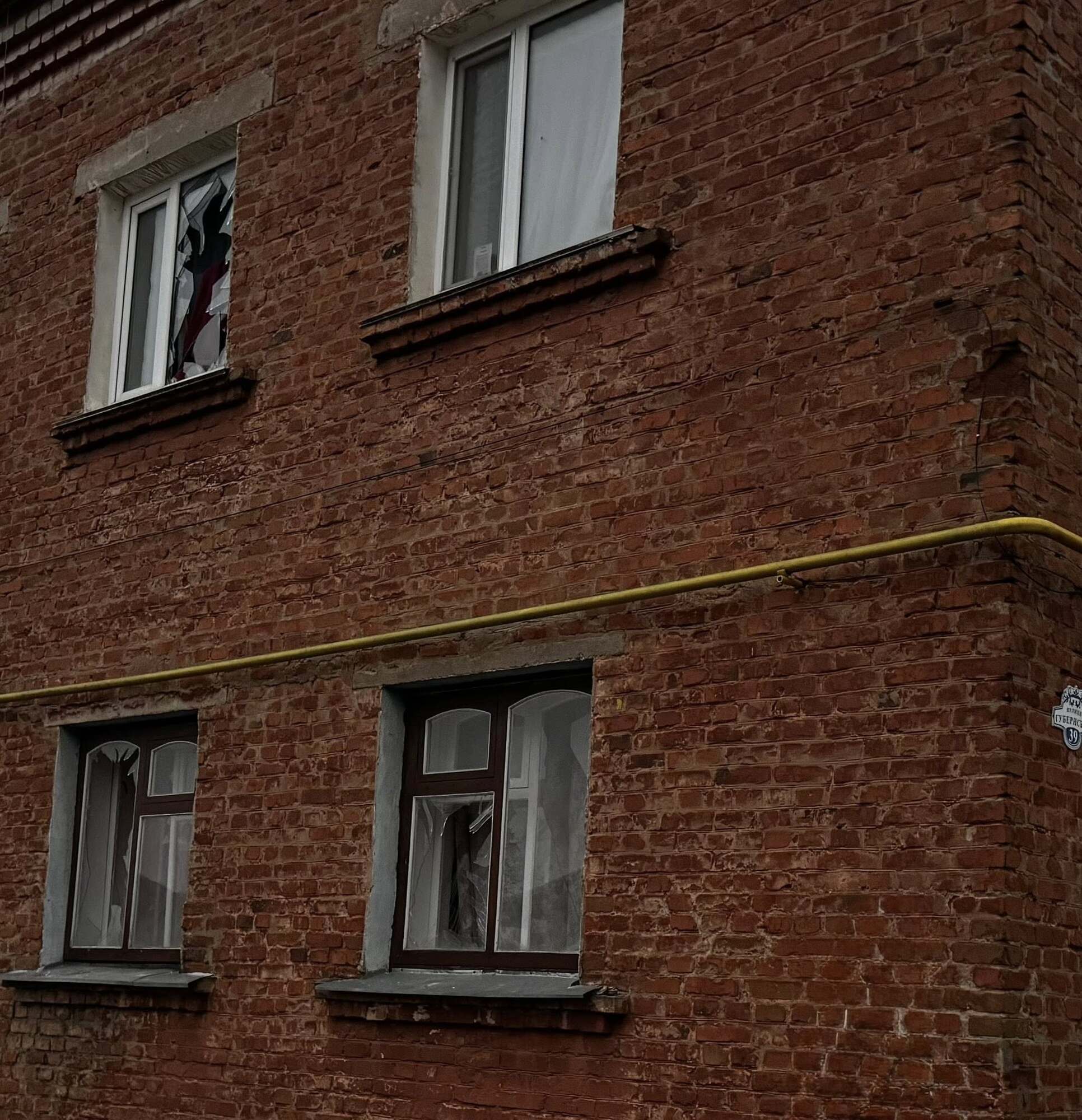 Війська РФ атакували Новгород-Сіверський: є жертва, місто оговтується після ночі терору. Фото