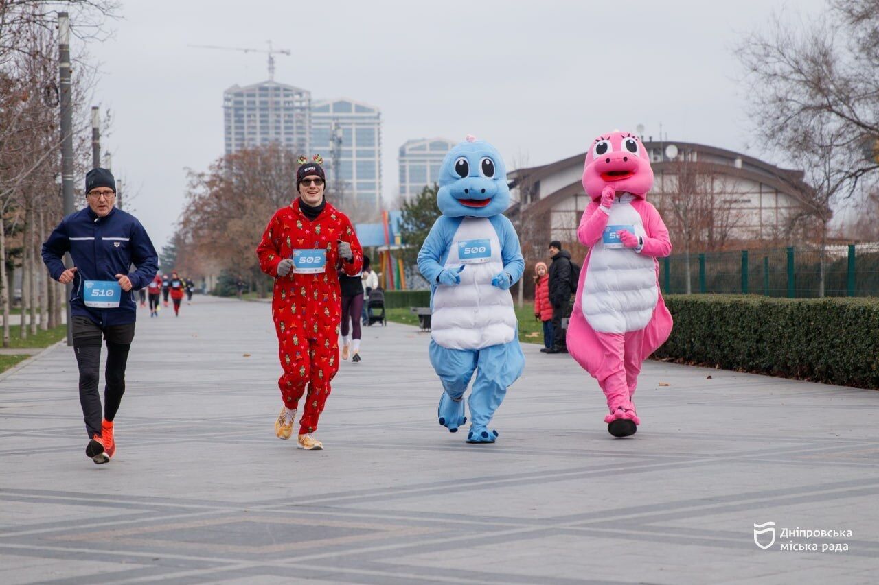 В новогодних костюмах, сказочных образах посетили участники благотворительный забег в Днепре "Mykolaychiky Charity Run"
