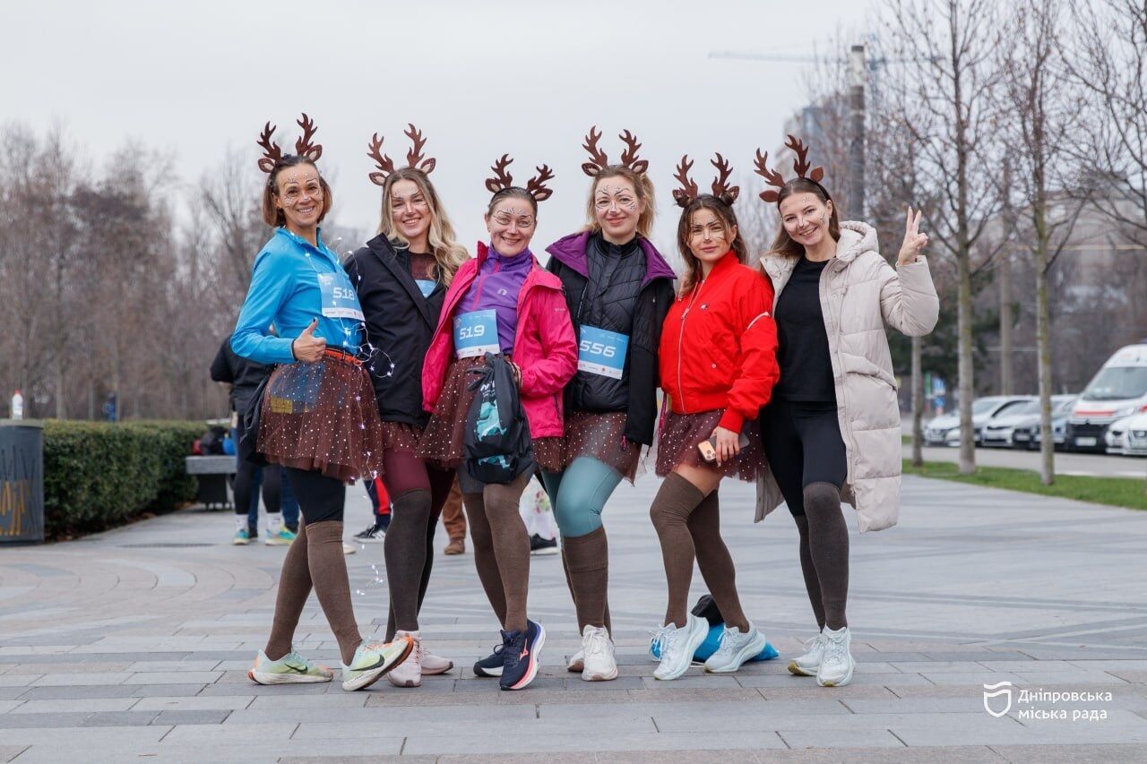 В новогодних костюмах, сказочных образах посетили участники благотворительный забег в Днепре "Mykolaychiky Charity Run"