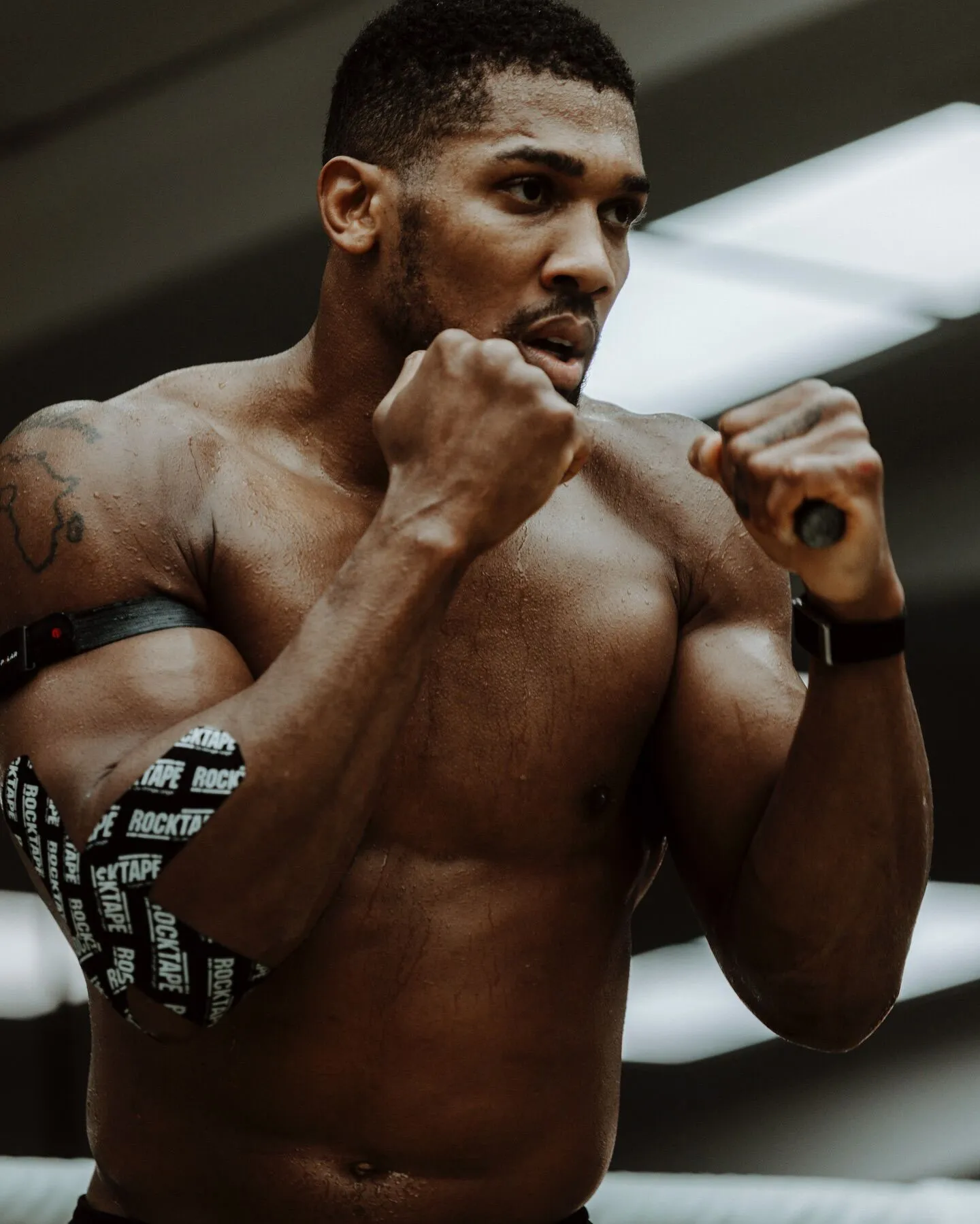 Энтони Джошуа впервые показал фото из тренировочного лагеря Усика