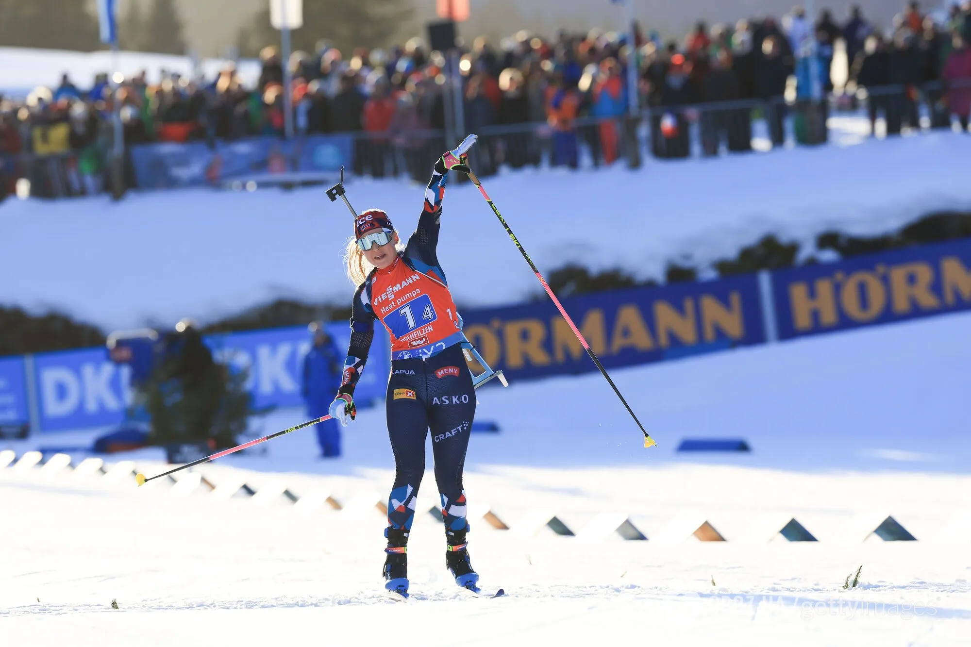 4-кратная чемпионка мира по биатлону вышла на гонку Кубка мира в прозрачном комбинезоне. Видео