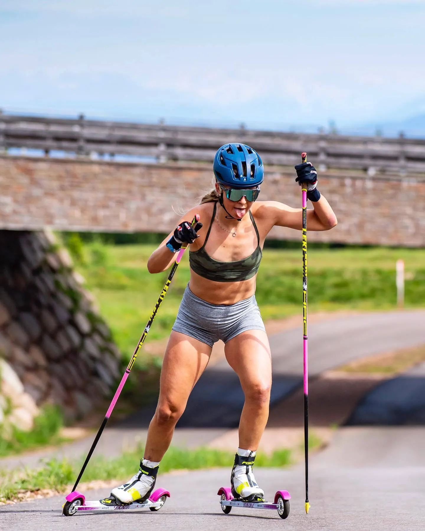 4-кратная чемпионка мира по биатлону вышла на гонку Кубка мира в прозрачном комбинезоне. Видео