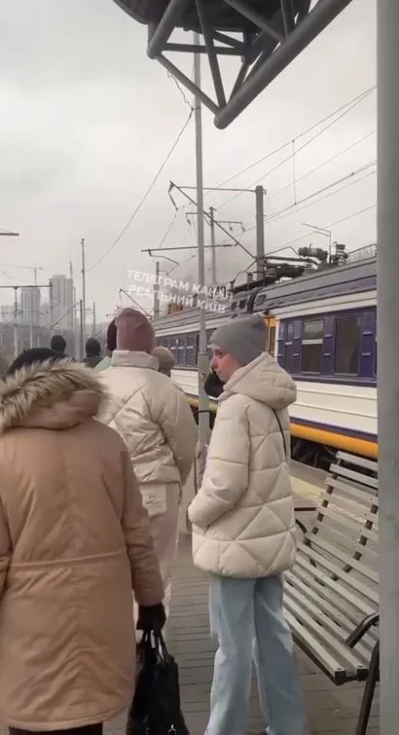 Згорів живцем: у Києві на даху електрички загинув підліток