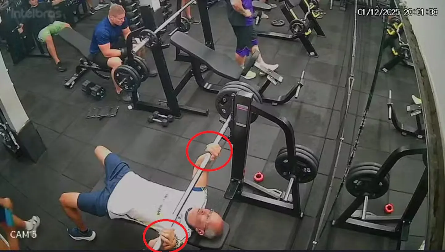 В Бразилии посетитель тренажерного зала взял неправильно штангу и умер. Видео