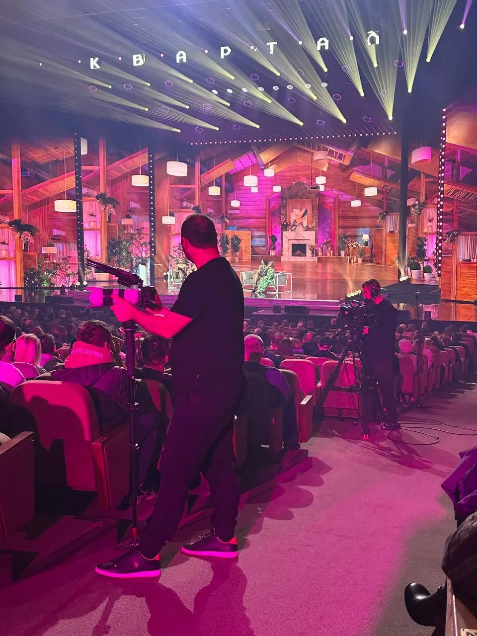 "Квартал 95" провів перший концерт після скандалу з Міндічем з повним залом: які зірки шоубізу погодилися виступити