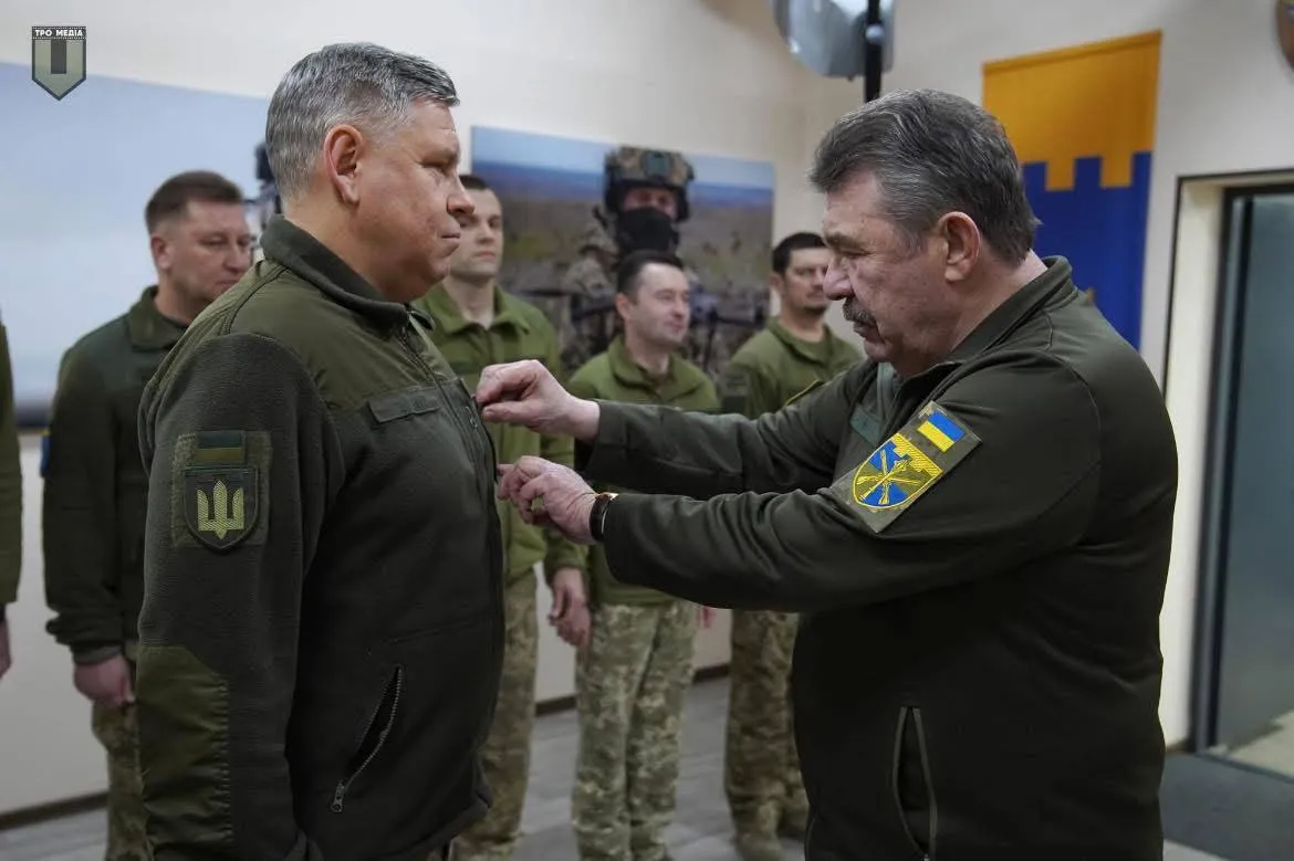 "Це якийсь сюр!" Українців обурило повернення в ЗСУ ексрегіонала Кузьмука: що про це відомо