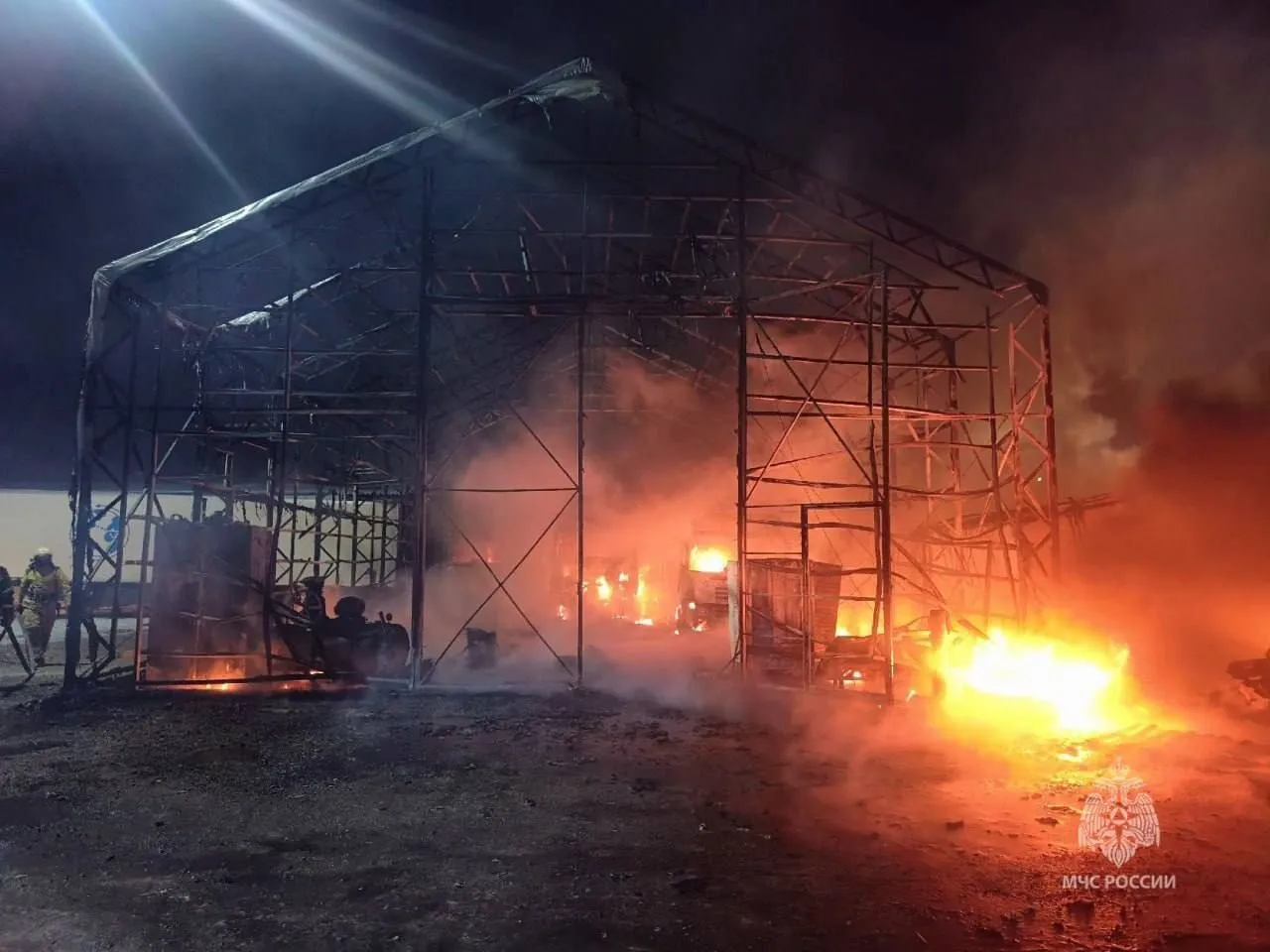 У Красноярську після вибухів біля ТЕЦ спалахнули склади з пальним. Відео та фото