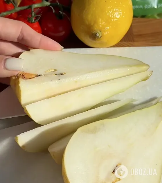 Вкусный праздничный салат с печенью и карамелизированной грушей: делимся рецептом