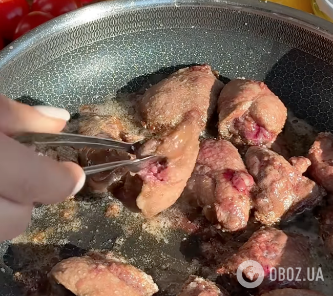 Вкусный праздничный салат с печенью и карамелизированной грушей: делимся рецептом