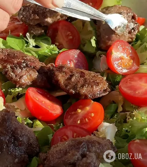 Вкусный праздничный салат с печенью и карамелизированной грушей: делимся рецептом