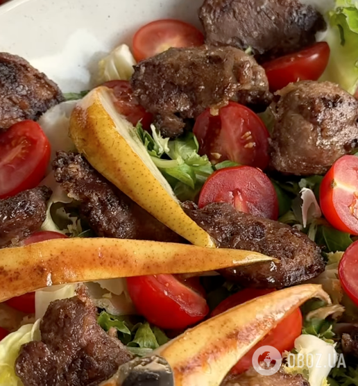 Вкусный праздничный салат с печенью и карамелизированной грушей: делимся рецептом