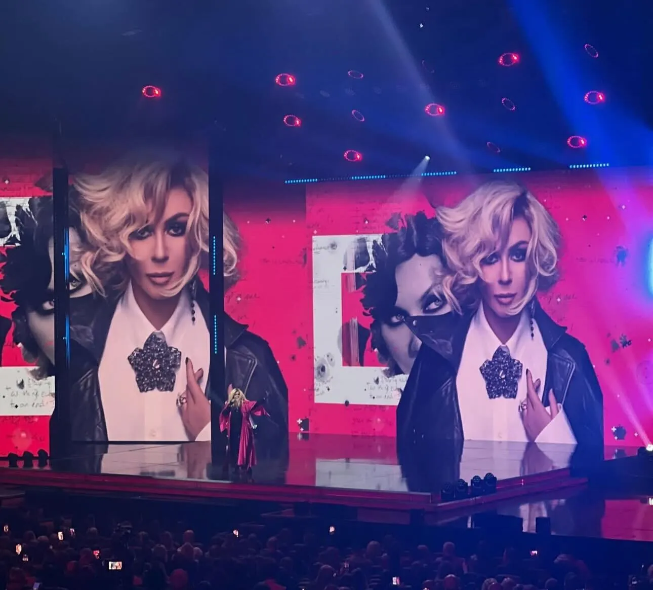 "Квартал 95" провів перший концерт після скандалу з Міндічем з повним залом: які зірки шоубізу погодилися виступити