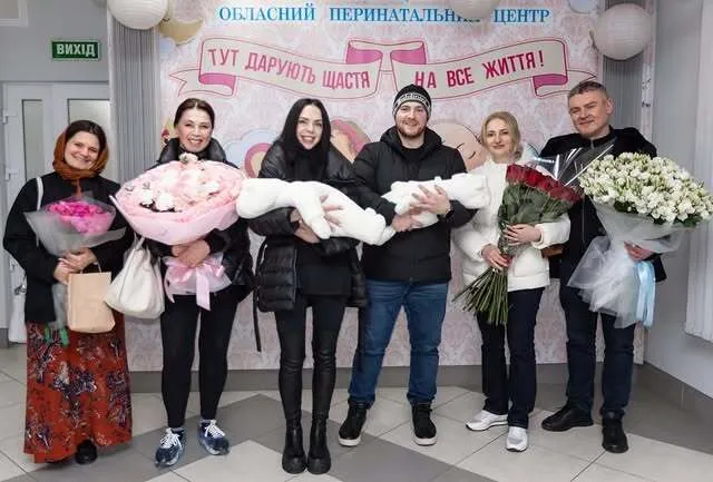 Двоюродных внуков Софии Ротару выписали из роддома через 70 дней после рождения: врачи назвали причину и вблизи показали двойняшек