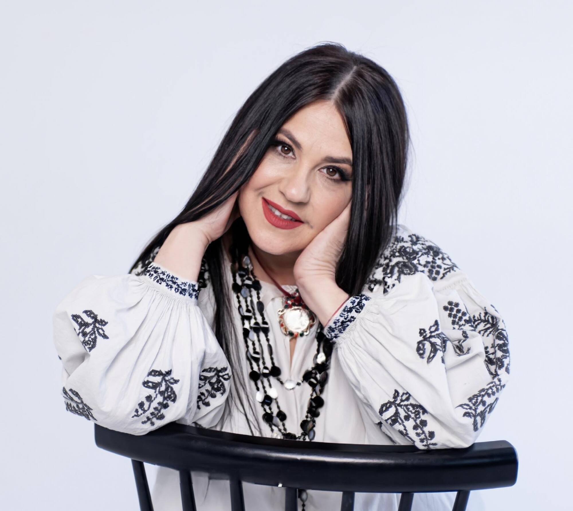 "Застібайтесь, щоб не було видно вишиванок". Рудницька пригадала, як уперше потрапила додому до Ліни Костенко