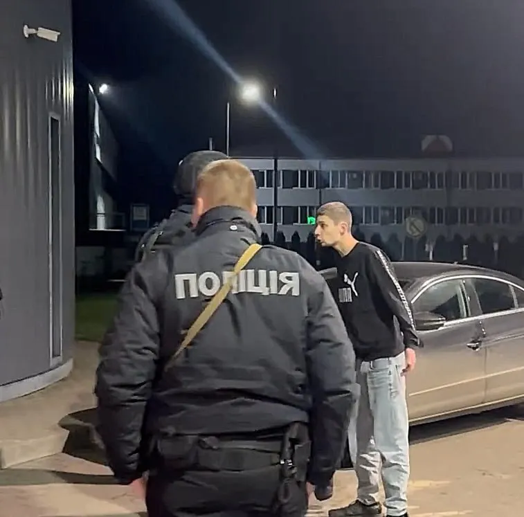 "Ця вседозволеність має бути покарана!" Молодь "зі звʼязками" напала на національний ансамбль та вимагала відвезти їх за кордон: реакція поліції