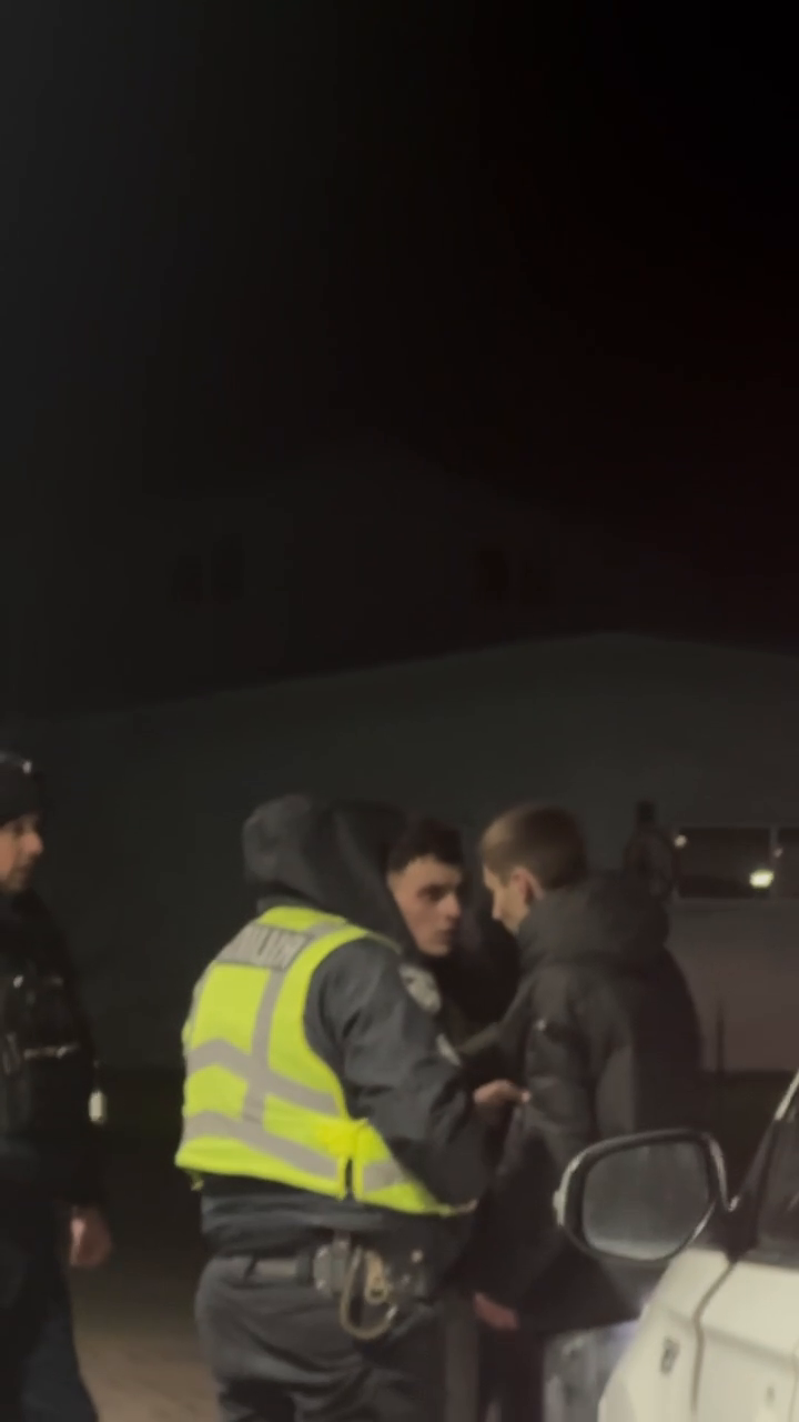 На Львовщине группа молодых людей напала на артистов ансамбля "Гуцулия": артисты получили многочисленные травмы. Видео