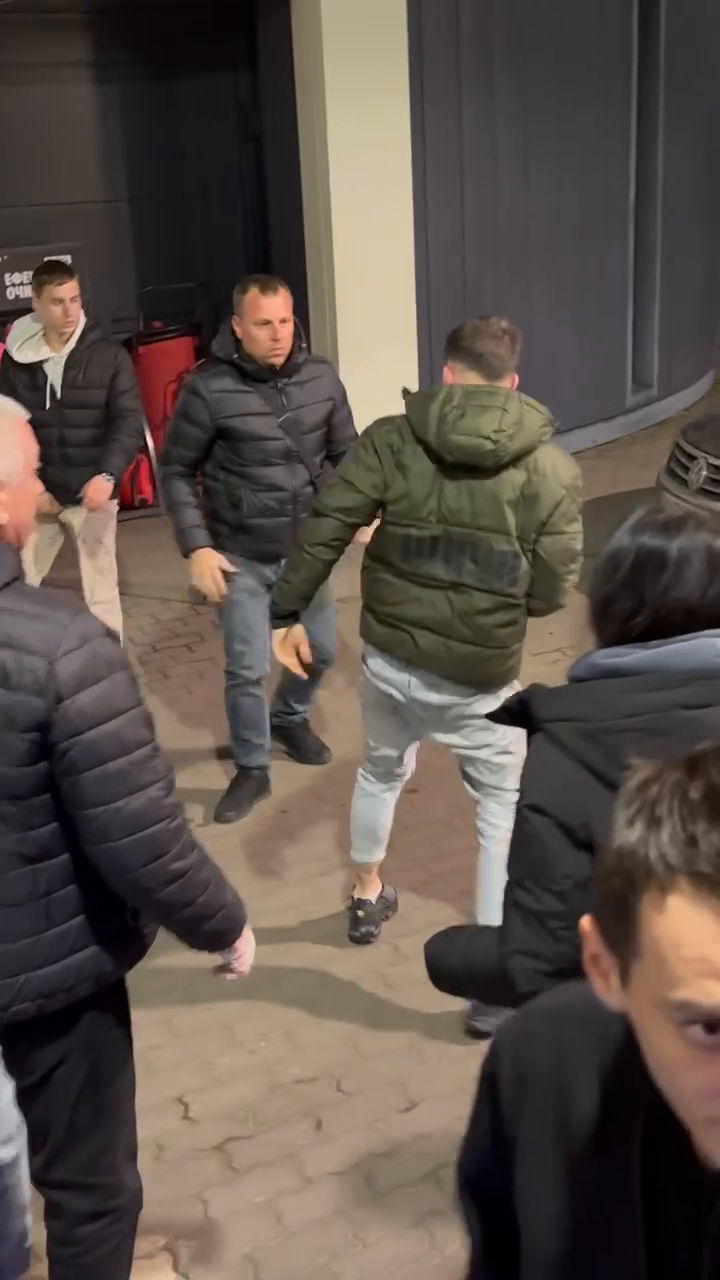 На Львовщине группа молодых людей напала на артистов ансамбля "Гуцулия": артисты получили многочисленные травмы. Видео