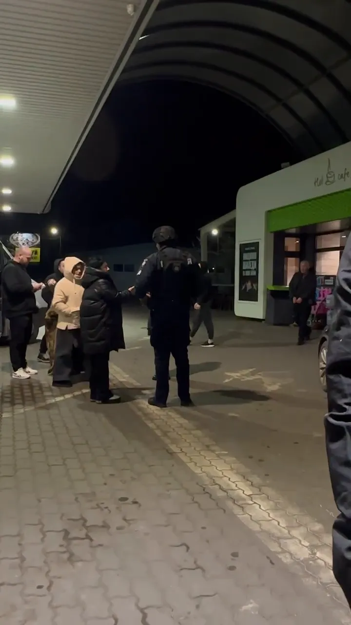 На Львовщине группа молодых людей напала на артистов ансамбля "Гуцулия": артисты получили многочисленные травмы. Видео