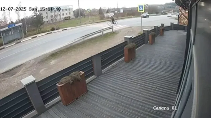На Закарпатті авто збило на смерть велосипедиста на пішохідному переході: моторошний момент потрапив на відео