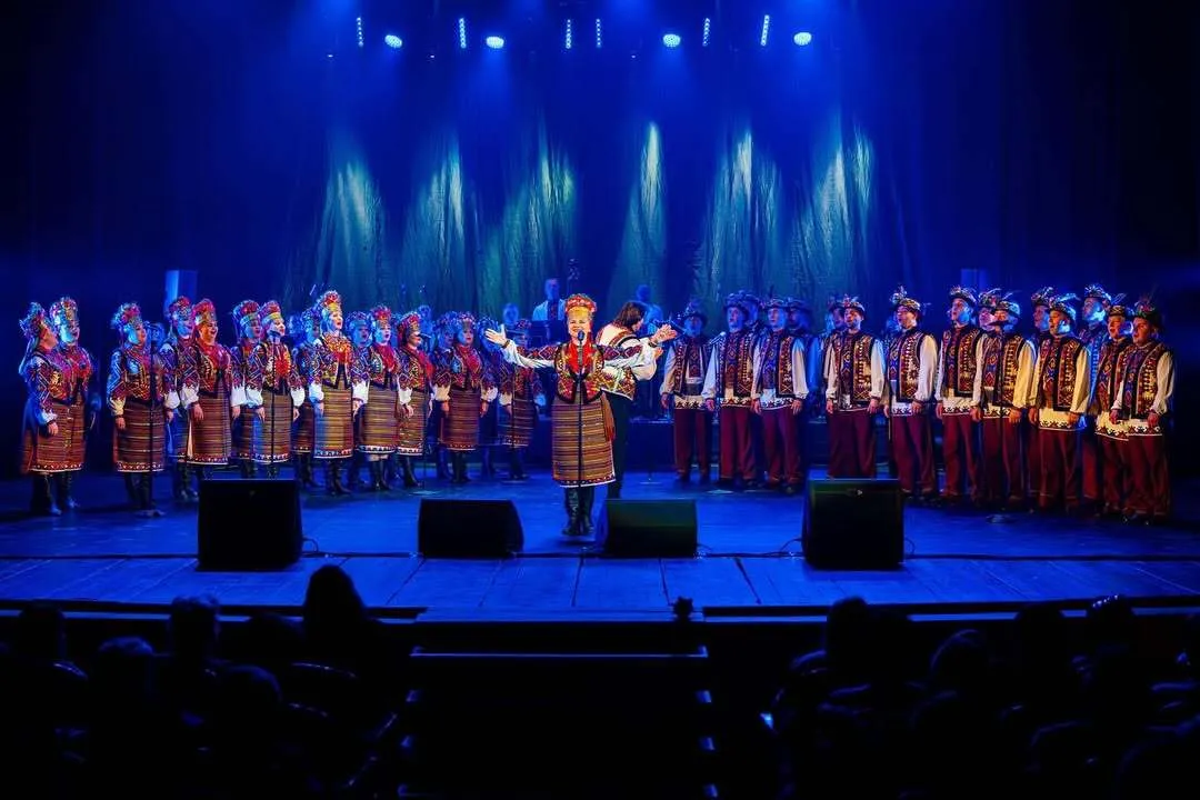 "Ця вседозволеність має бути покарана!" Молодь "зі звʼязками" напала на національний ансамбль та вимагала відвезти їх за кордон: реакція поліції