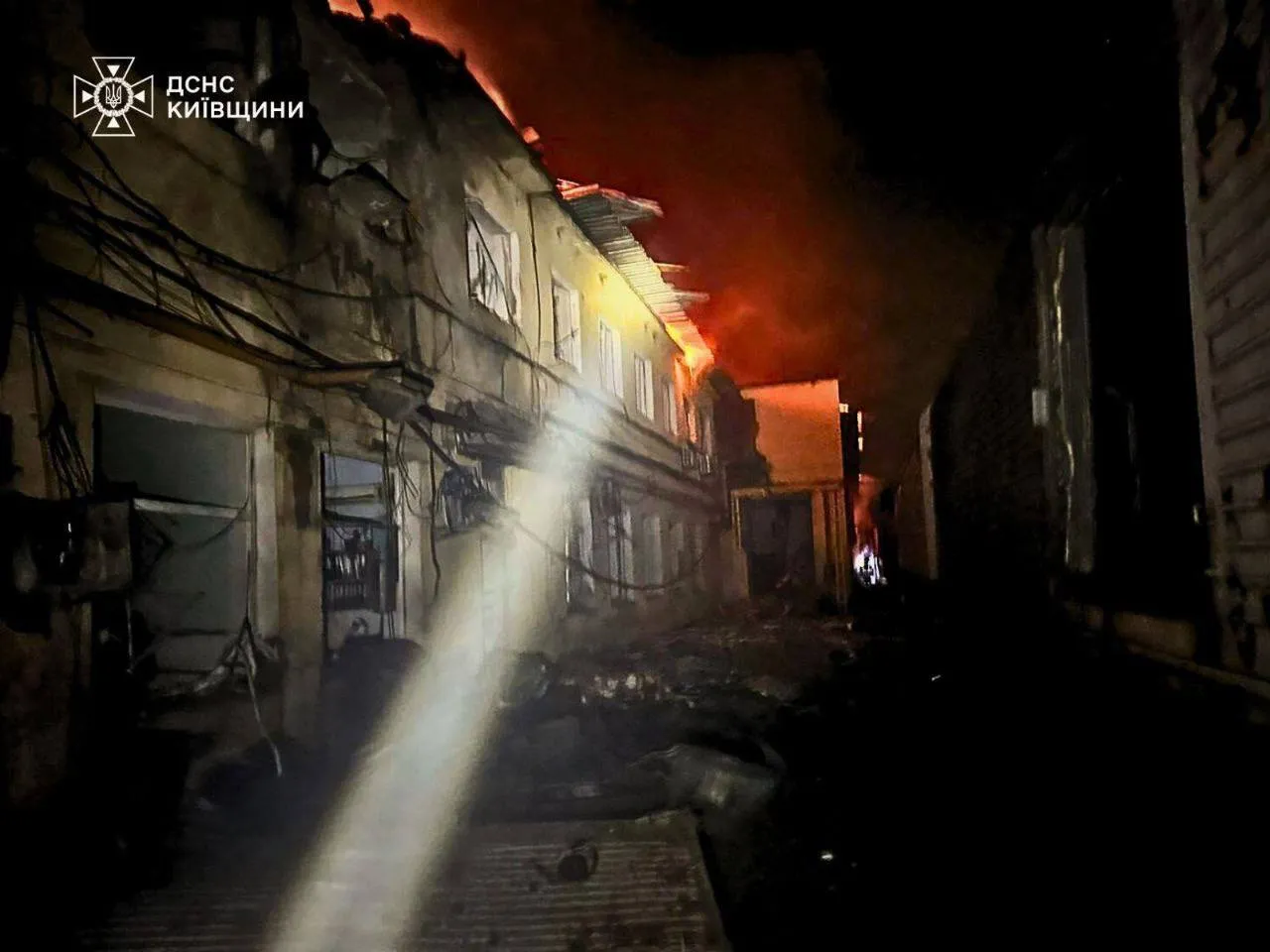 У Фастові внаслідок російської атаки виникла масштабна пожежа: у ДСНС Київщини розповіли подробиці. Фото