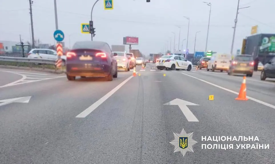 В Киеве на Кольцевой дороге грузовик на переходе сбил насмерть женщину. Подробности ДТП и фото