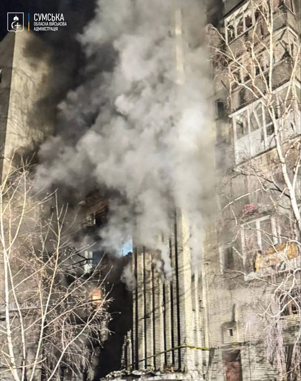 Окупанти вдарили дронами по багатоповерхівці в Охтирці: є постраждалі. Фото