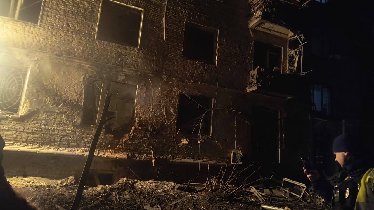 У Чернігові "Шахед" вибухнув біля багатоповерхівки: постраждали люди. Фото