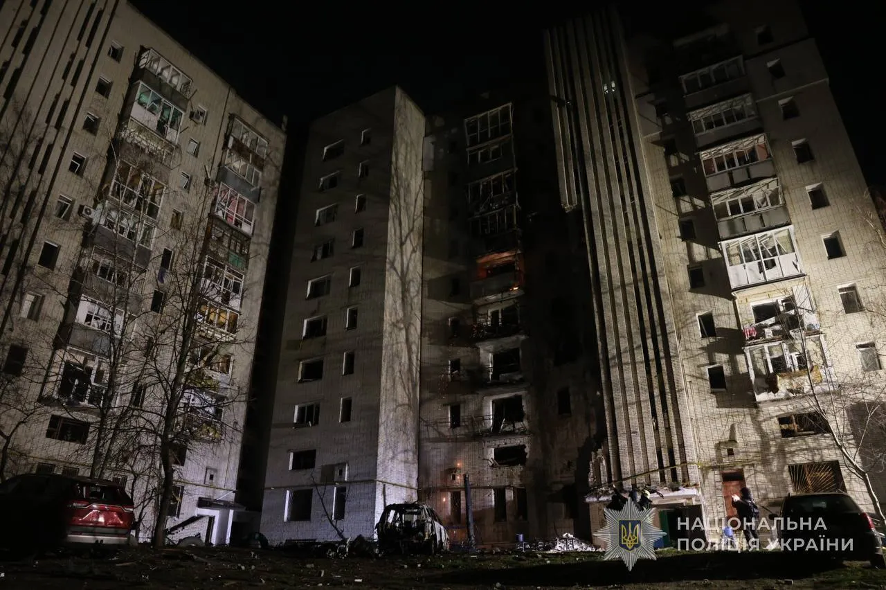 Окупанти вдарили дронами по багатоповерхівці в Охтирці: є постраждалі. Фото