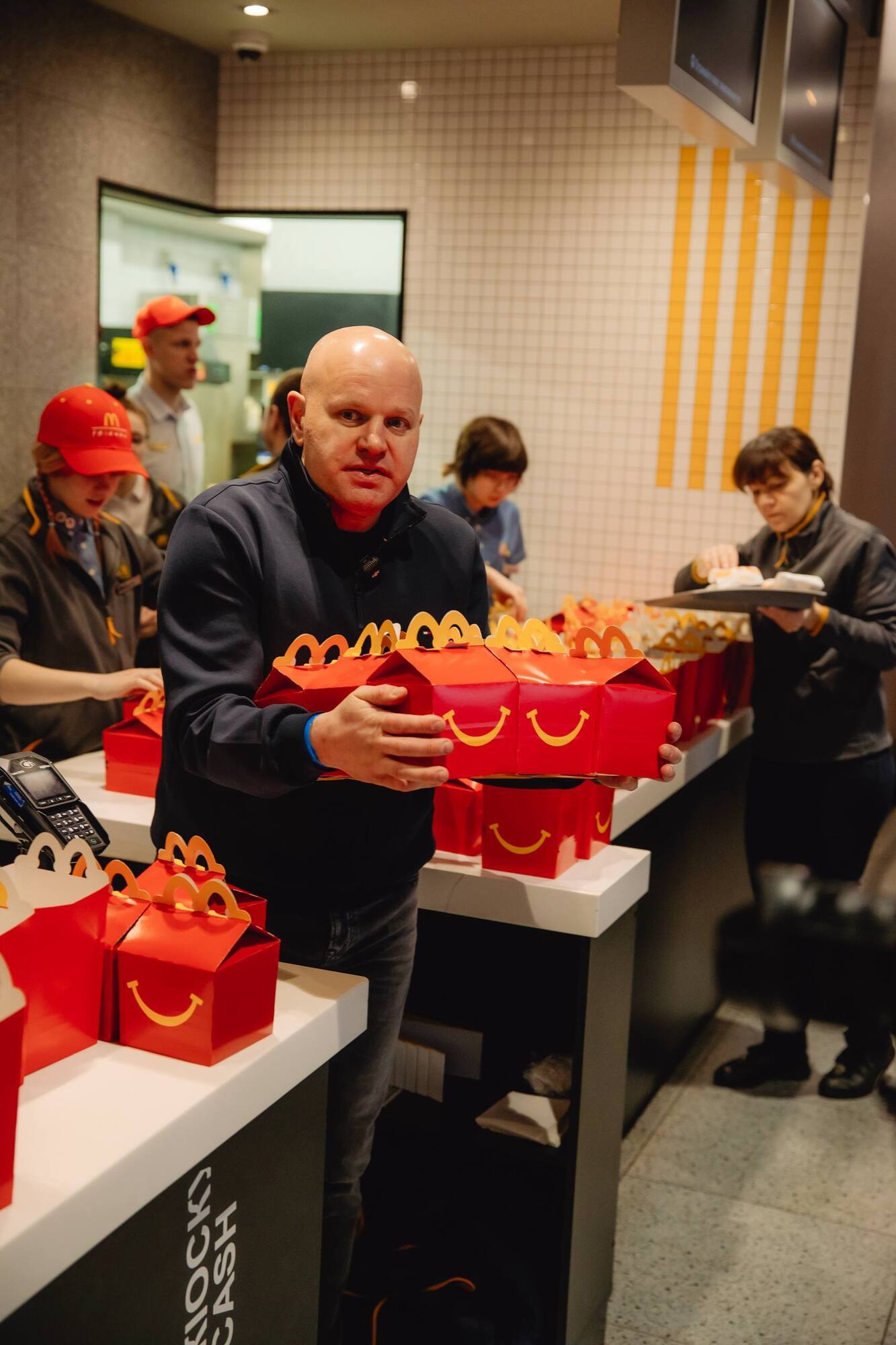 В Киеве команда "Helper Украина" устроила праздник ко Дню Николая для 100 детей из Запорожья