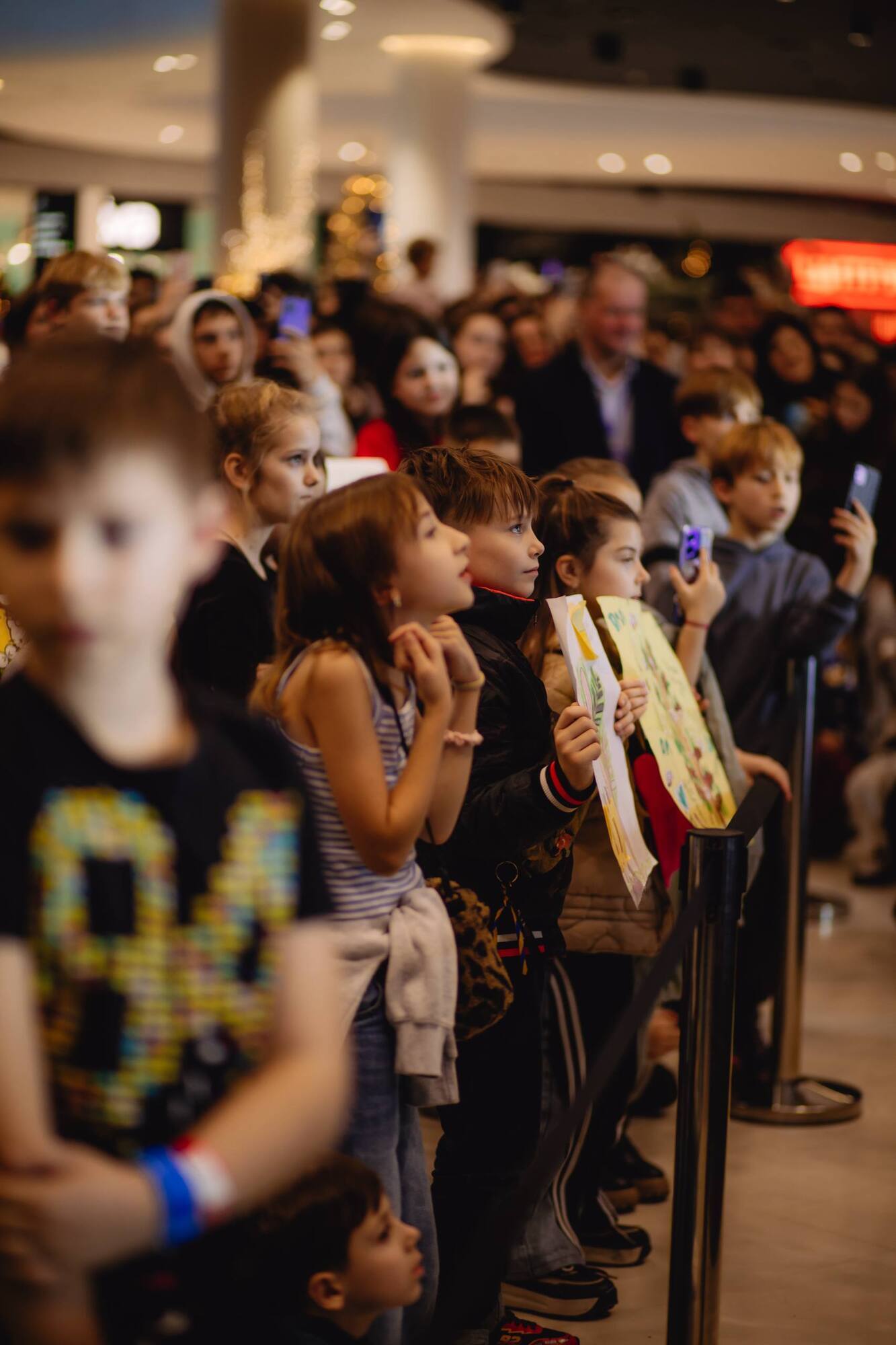 В Киеве команда "Helper Украина" устроила праздник ко Дню Николая для 100 детей из Запорожья