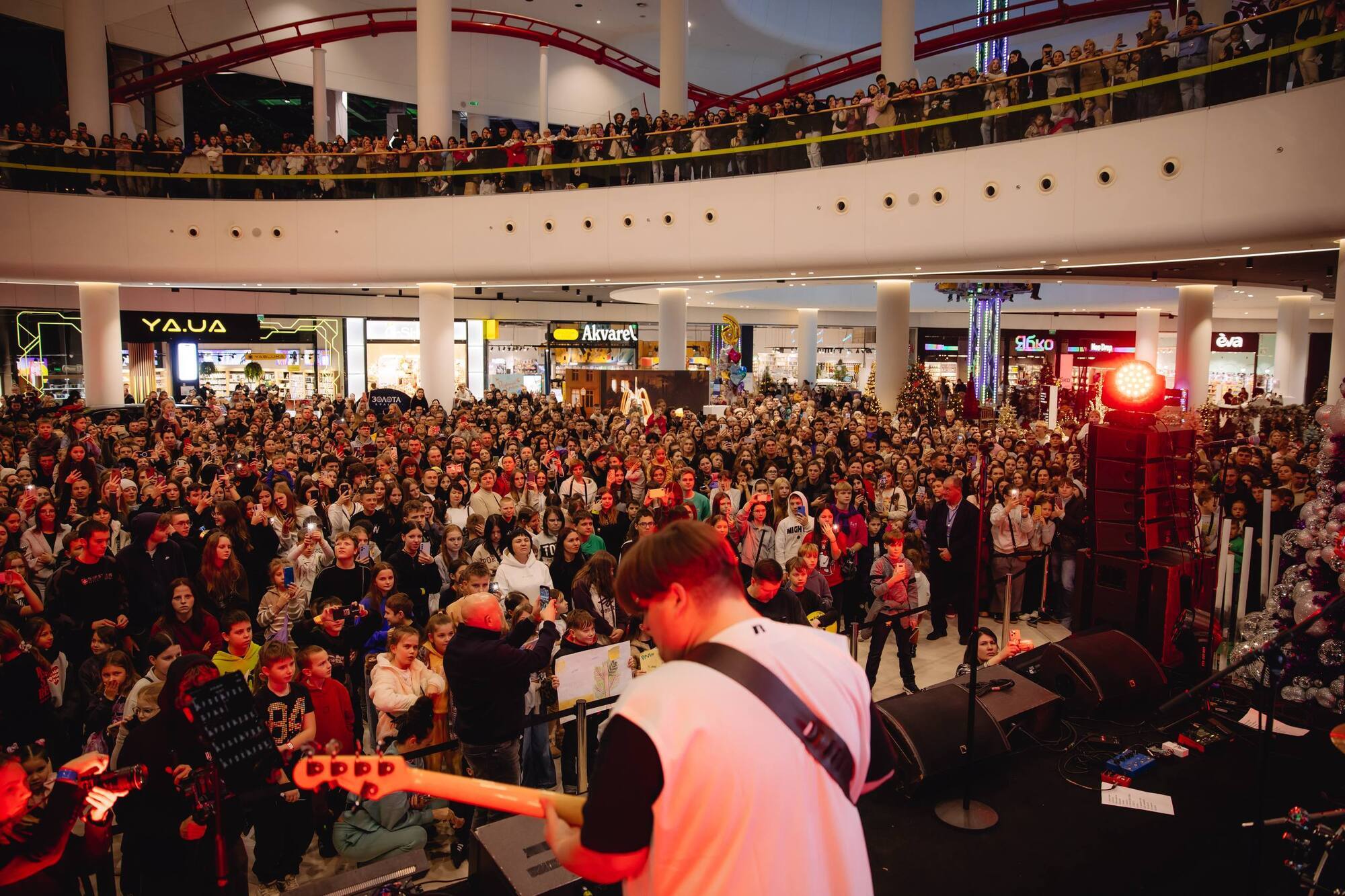 В Киеве команда "Helper Украина" устроила праздник ко Дню Николая для 100 детей из Запорожья