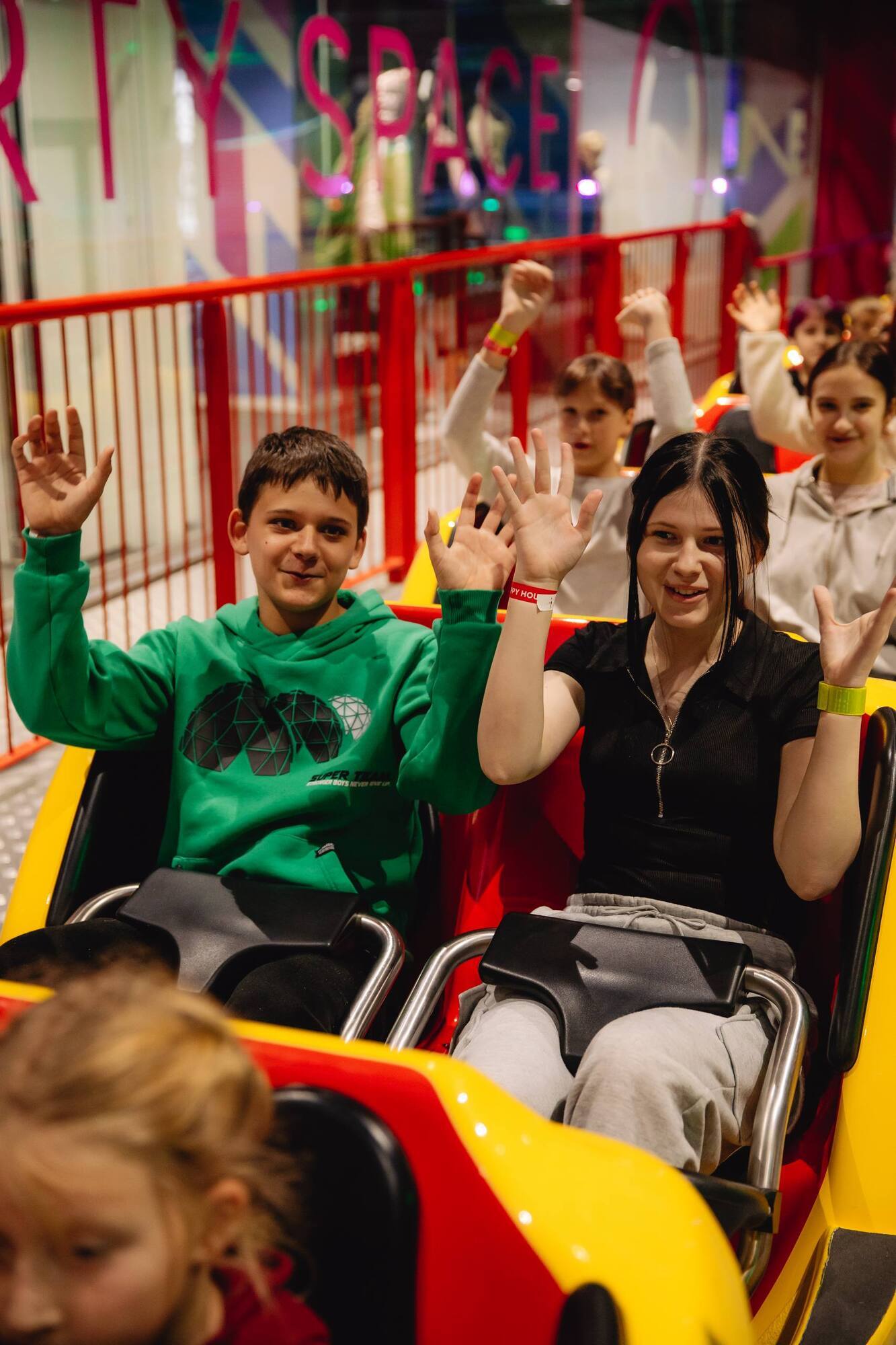 В Киеве команда "Helper Украина" устроила праздник ко Дню Николая для 100 детей из Запорожья