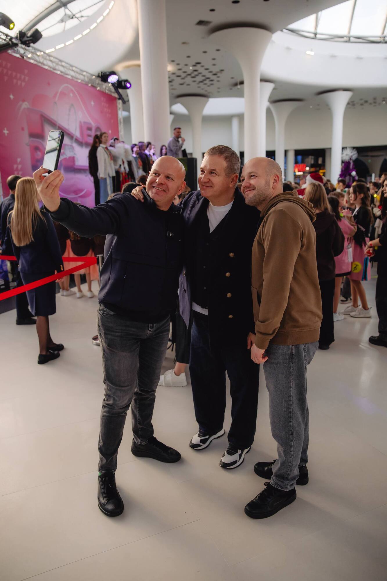 В Киеве команда "Helper Украина" устроила праздник ко Дню Николая для 100 детей из Запорожья