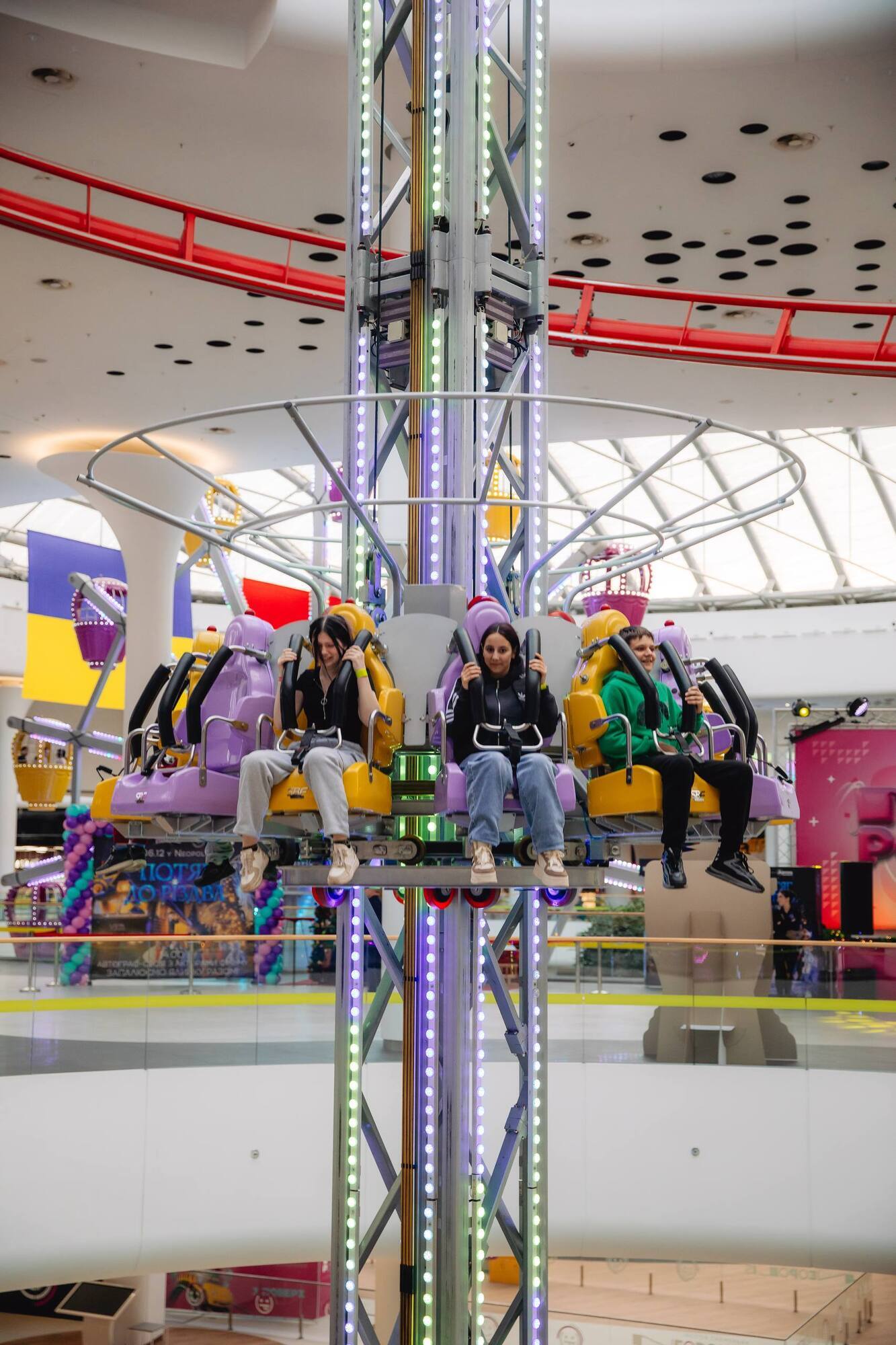 В Киеве команда "Helper Украина" устроила праздник ко Дню Николая для 100 детей из Запорожья