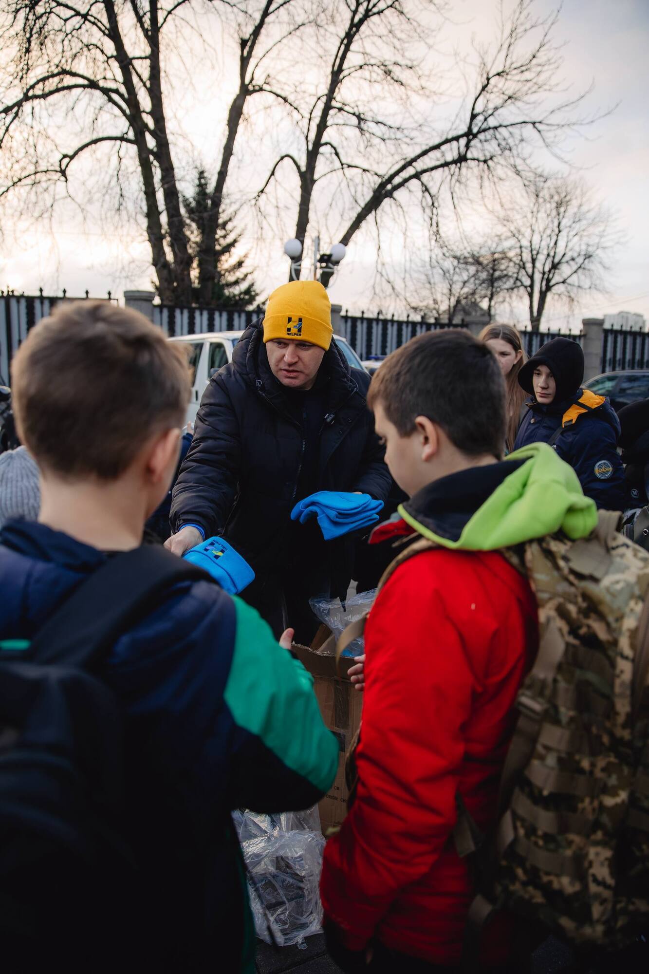 В Киеве команда "Helper Украина" устроила праздник ко Дню Николая для 100 детей из Запорожья