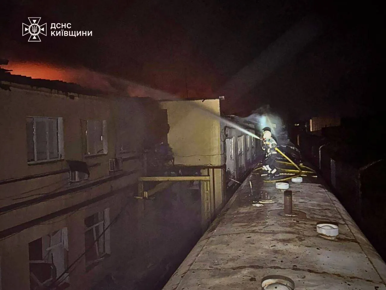У Фастові внаслідок російської атаки виникла масштабна пожежа: у ДСНС Київщини розповіли подробиці. Фото