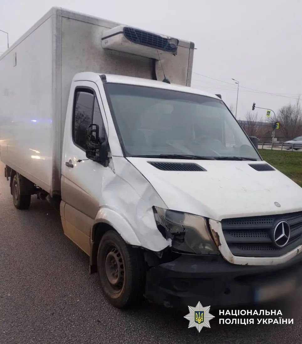 В Киеве на Кольцевой дороге грузовик на переходе сбил насмерть женщину. Подробности ДТП и фото