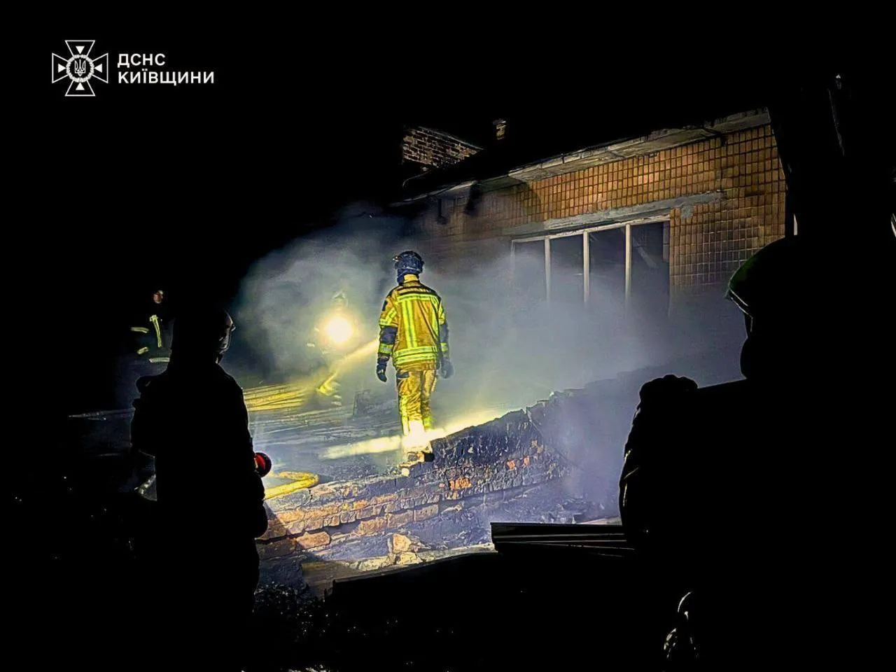 У Фастові внаслідок російської атаки виникла масштабна пожежа: у ДСНС Київщини розповіли подробиці. Фото