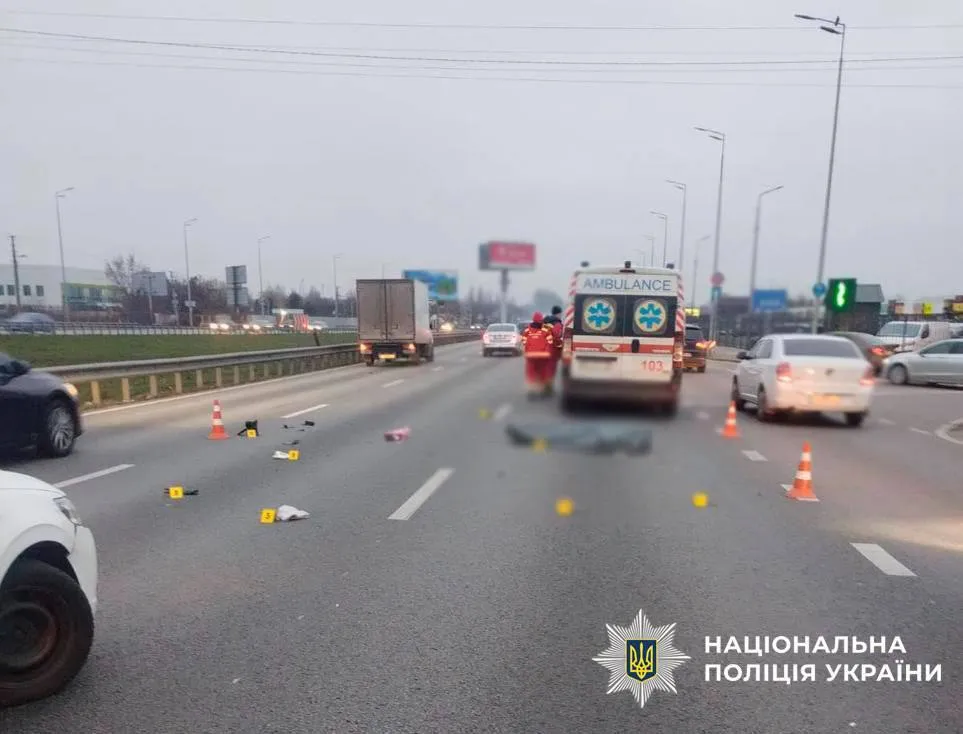 В Киеве на Кольцевой дороге грузовик на переходе сбил насмерть женщину. Подробности ДТП и фото