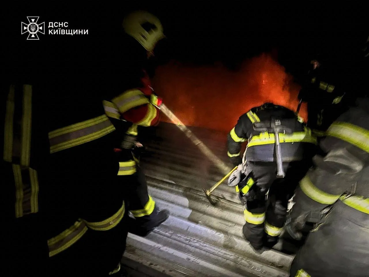 У Фастові внаслідок російської атаки виникла масштабна пожежа: у ДСНС Київщини розповіли подробиці. Фото